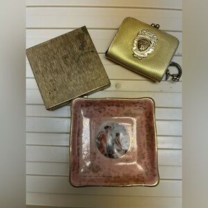 Lot of vintage items small compact